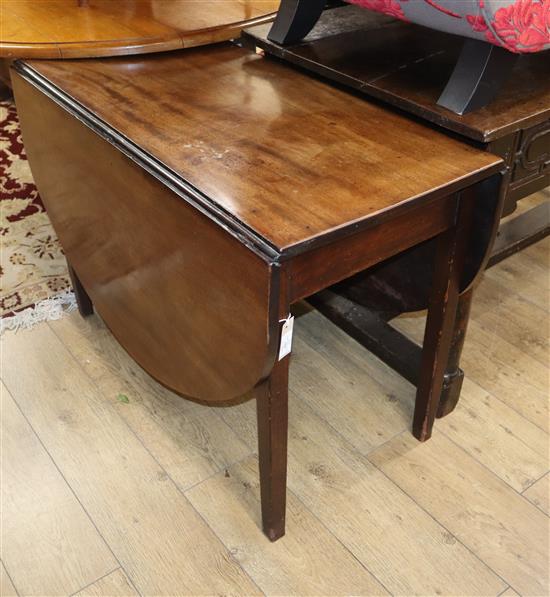 An early 19th century mahogany drop leaf dining table W.108cm